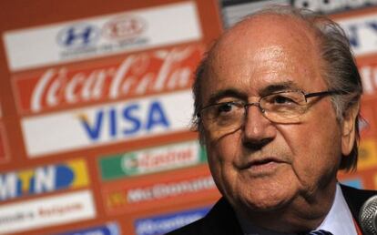 Blatter, delante de los paneles de patrocinadores de la FIFA.