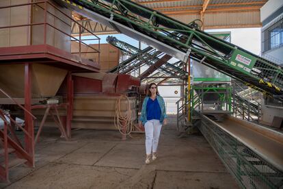 Rocío Herrera en una zona de recogida de la Cooperativa San José de Mancha Real en Jaén, de la que es socia.