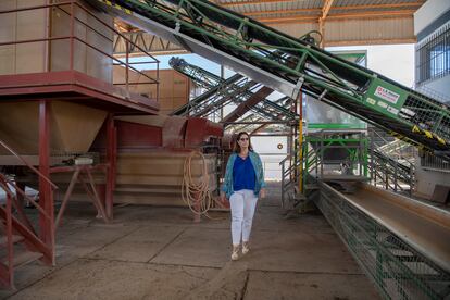 Rocío Herrera en una zona de recogida  de la Cooperativa San José de Mancha Real en Jaén, de la que es socia.