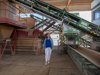 Rocío Herrera en una zona de recogida  de la Cooperativa San José de Mancha Real en Jaén, de la que es socia.