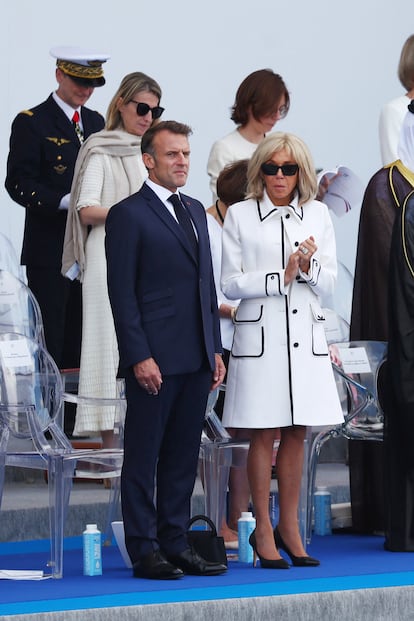El presidente Macron y su esposa Brigitte siguen el desfile del 14 de julio en París.