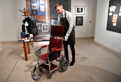 Silla de ruedas motorizada del científico británico Stephen Hawking, de 1988, subastada hoy.
