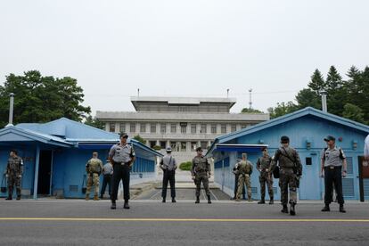 Soldados surcoreanos vigilan junto al área de seguridad compartida en la ciudad fronteriza de Panmunjom (Corea del Sur).