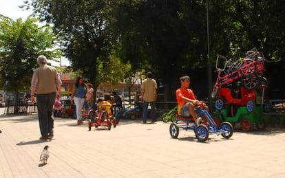 Autos para niños en la plaza O'Higgins, en Valparaíso (Chile).