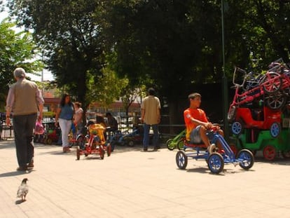 Autos para ni&ntilde;os en la plaza O&#039;Higgins, en Valpara&iacute;so (Chile).