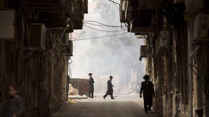 El humo producido por la quema de productos con levadura invade las calles de Jerusalén (Israel).