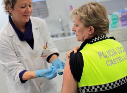 Vacunación de una agente de la Policía Local de Castellón, esta mañana en el centro de salud Fernando el Católico de Castellón.