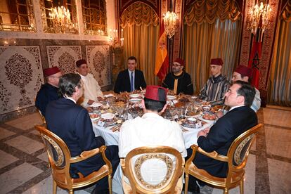 El presidente del Gobierno, Pedro Sánchez, y el rey Mohamed VI de Marruecos durante la cena que mantuvieron tras su encuentro en Rabat el pasado jueves.