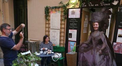 Varios turistas se fotografían con la estatua de María Luisa de Parma