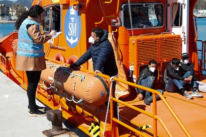 Una agente de Frontex durante un rescate de Salvamento Marítimo en el puerto de Algeciras (Cádiz), el 25 de marzo.