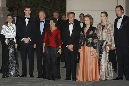 De izquierda a derecha, Jaime de Marichalar y su mujer, la infanta Elena, la Reina Sofia, el presidente de Portugal, Aníbal Cavaco Silva, y su mujer María, el Rey Don Juan Carlos, el Príncipe Felipe y su mujer Letizia, posan antes de la cena en el Palacio de El Pardo.