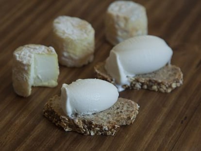 Helado artesano de Fernando Sáenz elaborado con queso de leche de oveja de Granja Cantagrullas y pan de cereales de Triticum.