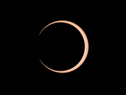 Un eclipse solar anular desde el área del monumento arqueológico de Tahai en el parque nacional Rapa Nui, en la Isla de Pascua, Chile, 2 de octubre de 2024.