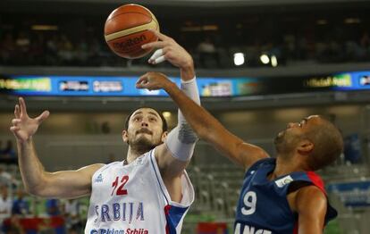 Krstic pelea un bal&oacute;n con Parker.