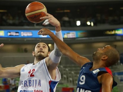 Krstic pelea un bal&oacute;n con Parker.