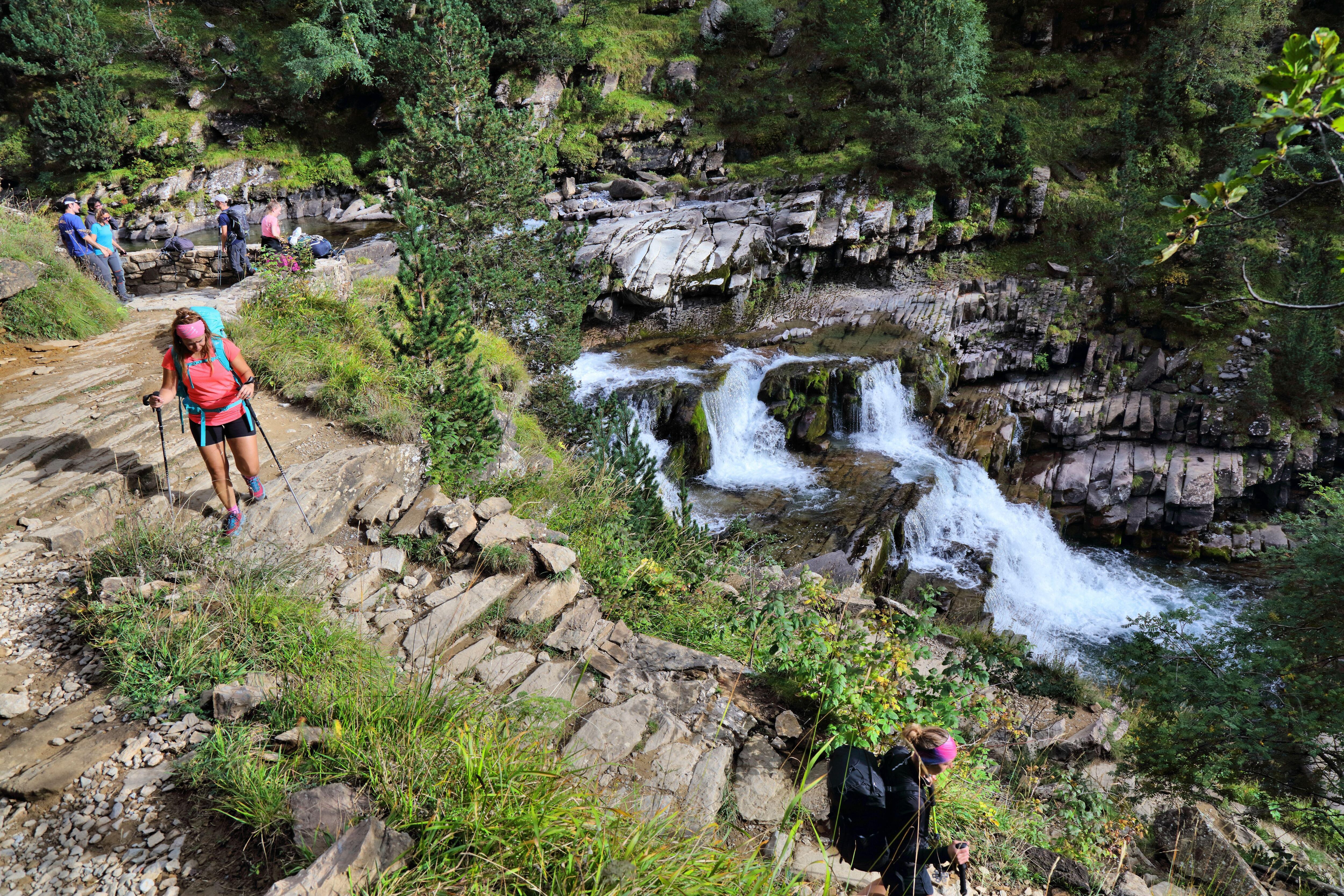 Varios senderistas pasando por las Gradas de Soaso, en el parque nacional del Pirinero Aragonés.