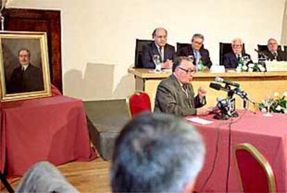 Un momento del homenaje de la Real Academia Galega a Eladio Rodríguez González en San Clodio (Ourense), su localidad natal.