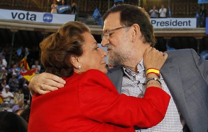 Mariano Rajoy y Rita Barberá se funden en un abrazo en un mitin de campaña en Valencia en mayo de 2015.