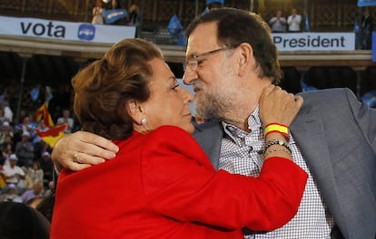 Mariano Rajoy y Rita Barber&aacute; se funden en un abrazo en un mitin de campa&ntilde;a en Valencia en mayo de 2015.