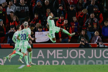 Raphinha (derecha) celebra tras marcar el segundo gol ante el Mallorca este martes.