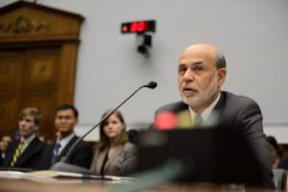 Bernanke respondió en el Comité de la Banca del Senado a la preocupación de que los programas de compra de bonos para estimular el crecimiento esté animando comportamientos de riesgo y un aumento de los intereses a más largo plazo. EFE/Archivo