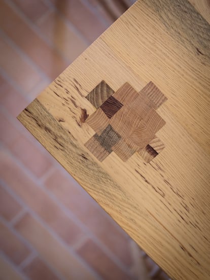 Detalle de construcción de una mesa por medio del ensamblaje por compresión o sashimono.