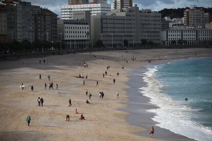 Ambiente en la playa de Riazor, este sábado. 