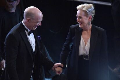 J. K. Simmons, ganador del Oscar a mejor actor de reparto, coge de la mano a Meryl Streep. La actriz ha sido la encargada de presentar la sección 'In memoriam'.