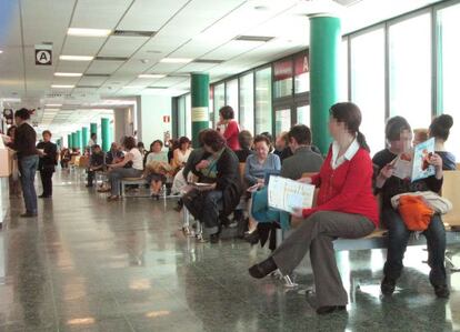 Ciudadanos esperando en el Hospital Clinico Universitario de Santago de Compostela.