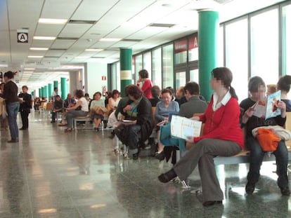 Ciudadanos esperando en el Hospital Clinico Universitario de Santago de Compostela.
