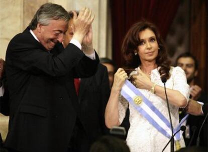 Néstor Kirchner aplaude a su esposa, Cristina Fernández, en la toma de posesión de ésta como presidenta argentina, en 2007.