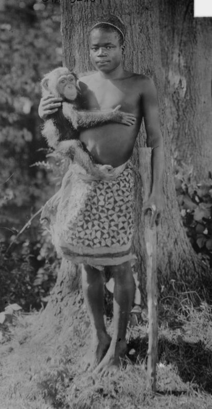 El pigmeo Ota Benga, exhibido a finales del siglo XIX, en  Nueva York con un orangután.