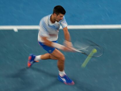 Djokovic devuelve de revés durante la final contra Tsitsipas.