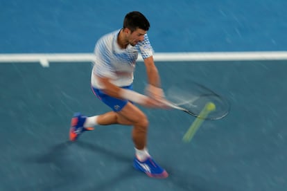 Djokovic devuelve de revés durante la final contra Tsitsipas.