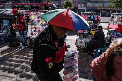 La temporada navideña es la época del año en la cual las personas efectúan el mayor número de compras y se incrementan las visitas en la zona de Bogotá conocida como San Victorino, el 21 de diciembre de 2022.