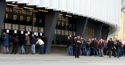 Colas de aficionados ante las taquillas del nuevo estadio de San Mamés.