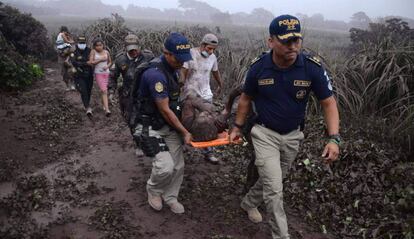 Evacuación de un herido en El Rodeo. 