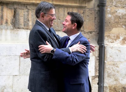 El presidente valenciano Ximo Puig saluda al castellano-manchego Emiliano García-Page.