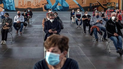 Pessoas esperam sentadas para descartar efeitos secundários após receber a vacina da AstraZeneca, na quarta-feira passada, em Ourense (Espanha).