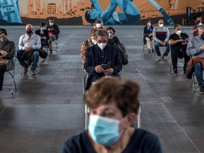 Pessoas esperam sentadas para descartar efeitos secundários após receber a vacina da AstraZeneca, na quarta-feira passada, em Ourense (Espanha).