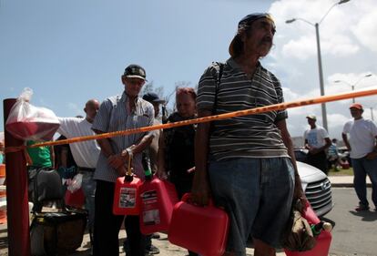 Un grupo de personas hace cola para conseguir combustible en una gasolinera de San Juan (Puerto Rico).