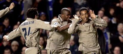 Iniesta y Eto&#039;o felicitan a Ronnie en Stamford Bridge (2005).