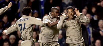 Iniesta y Eto'o felicitan a Ronnie en Stamford Bridge (2005).