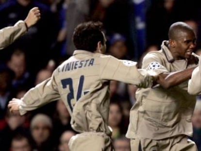 Iniesta y Eto&#039;o felicitan a Ronnie en Stamford Bridge (2005).