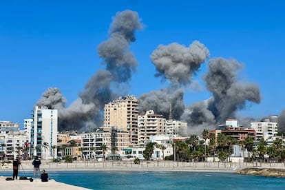 Varias columnas de humo se elevan sobre la ciudad libanesa de Tiro, tras varios ataques israelíes este miércoles.