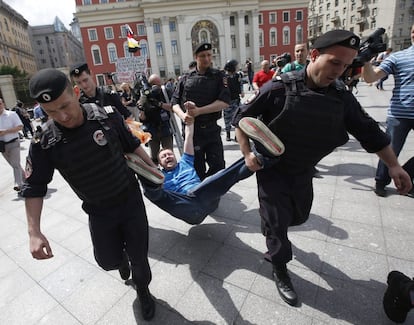 Rusia prohibió en 2013 la propaganda de la homosexualidad entre los menores de edad, una ley que las minorías sexuales consideran una flagrante violación de su libertad de expresión. En la imagen, Nikolái Alekséyev es detenido por la policía.