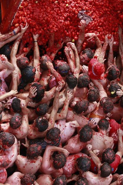 En la Tomatina de 2012 participaron 40.000 personas y se lanzaron unas 120 toneladas de tomate.