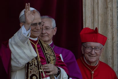El Papa León XIV saluda, junto al cardenal Pietro Parolin.