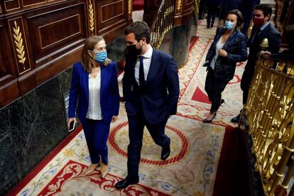 El líder del PP, Pablo Casado (en primer término), conversa con la vicepresidenta segunda del Congreso, Ana Pastor, tras la intervención de Santiago Abascal. Al fondo, la portavoz del partido en la Cámara baja, Cuca Gamarra, y el secretario general del PP, Teodoro García Egea.