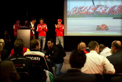Durante la presentación de los pilotos, se proyectaron imágenes de motos de distintas modalidades de la marca.